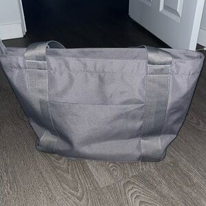 The BÉISics Tote 
in grey